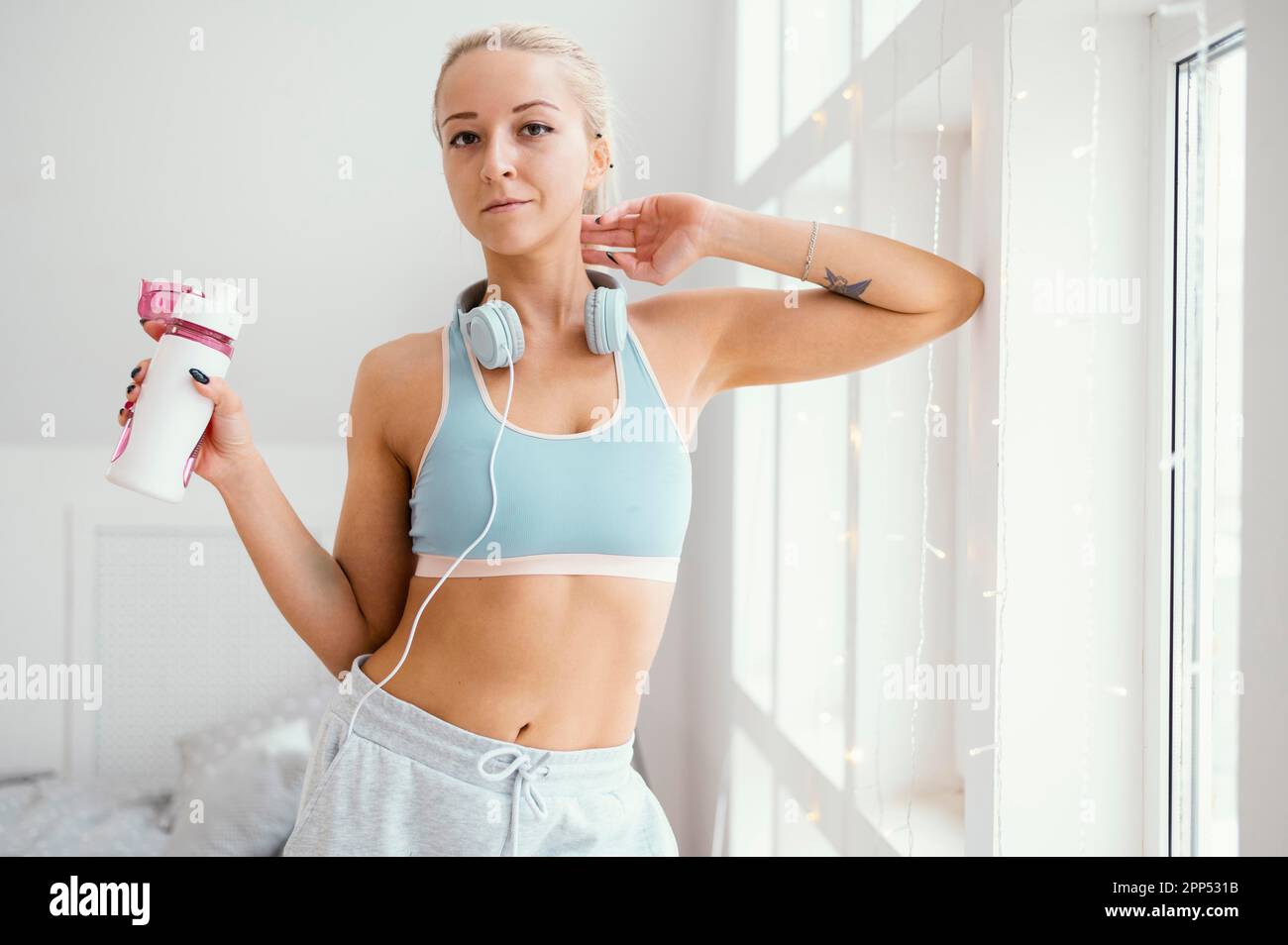 Femme avec casque bouteille d'eau Banque D'Images