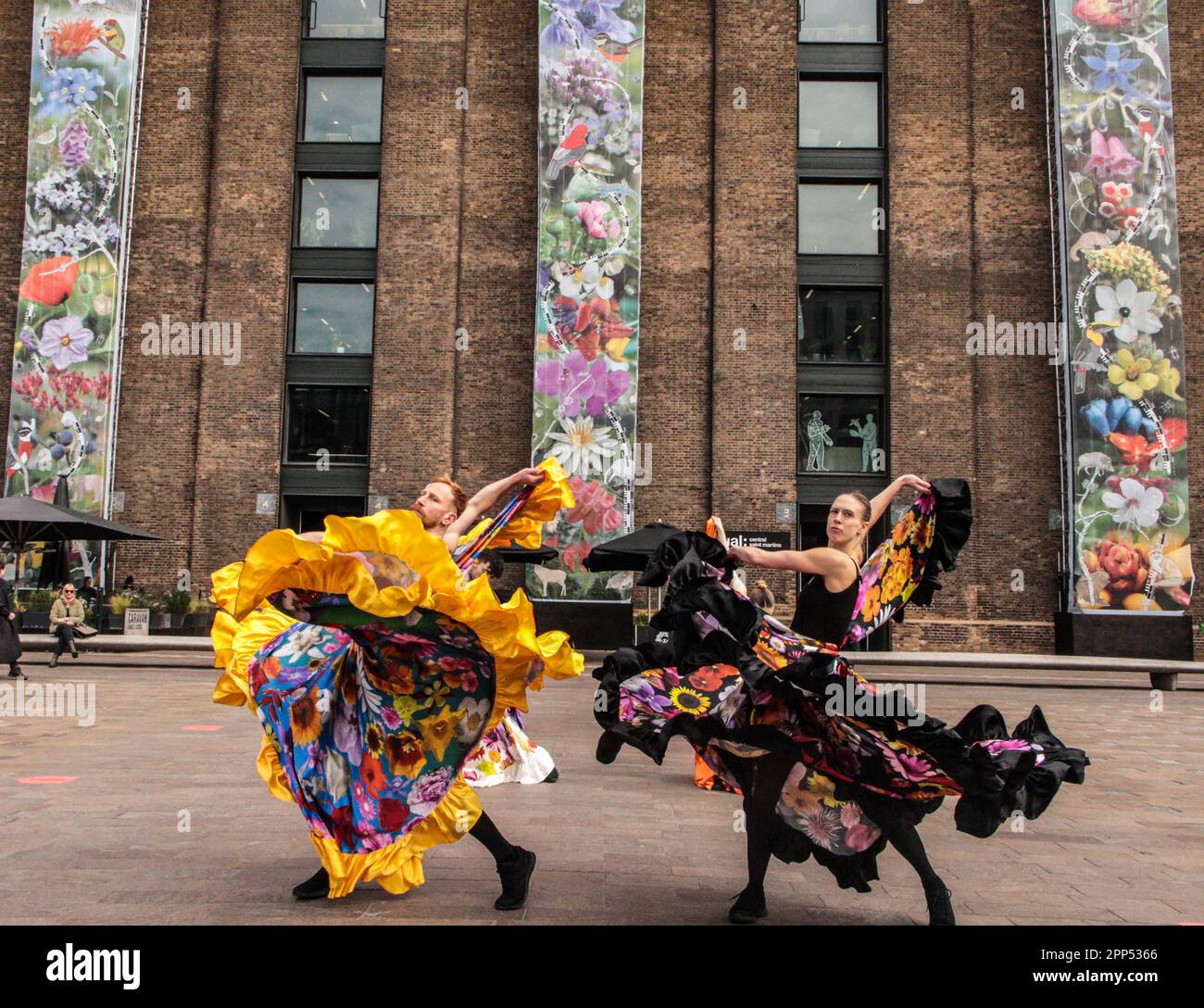 Londres, Royaume-Uni. 22nd avril 2022. Les danseurs répètent pour un rituel de danse spécial créé par l'artiste de la Croix du Roi dans leur résidence, Lucy Orta, qui dirigera le programme de la journée de la Terre bourrée de confiture du domaine le samedi 22 avril. Les jupes dramatiques reflètent les motifs sur Fabulae Naturae, trois draperies de 60 pieds ornant le Granary Building.Paul Quezada-Neiman/Alay Live News crédit: Paul Quezada-Neiman/Alay Live News Banque D'Images