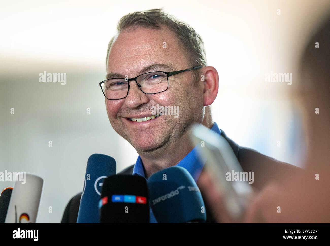 22 avril 2023, Brandebourg, Potsdam: Frank Werneke, président du syndicat verdi, sourit avant le début de la négociation collective pour le secteur public des gouvernements fédéral et municipaux. Après deux semaines d'arbitrage, les syndicats et les employeurs municipaux se réunissent de nouveau pour discuter de la décision de l'arbitre. Photo: Monika Skolimowska/dpa Banque D'Images