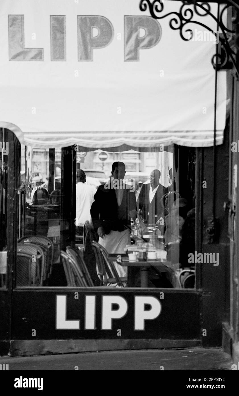 RESTAURANT PARIS - CÉLÈBRE RESTAURANT LIPP BRASSERIE SUR LE BOULEVARD ST GERMAIN PARIS FRANCE - FILM D'ARGENT NOIR ET BLANC © PHOTOGRAPHIE: FRÉDÉRIC BEAUMONT Banque D'Images