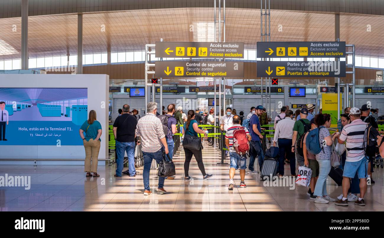Aéroport Josep Tarradellas Barcelona-El Prat, passagers à l'enregistrement avec bagages, panneau d'information, Barcelone, Espagne Banque D'Images
