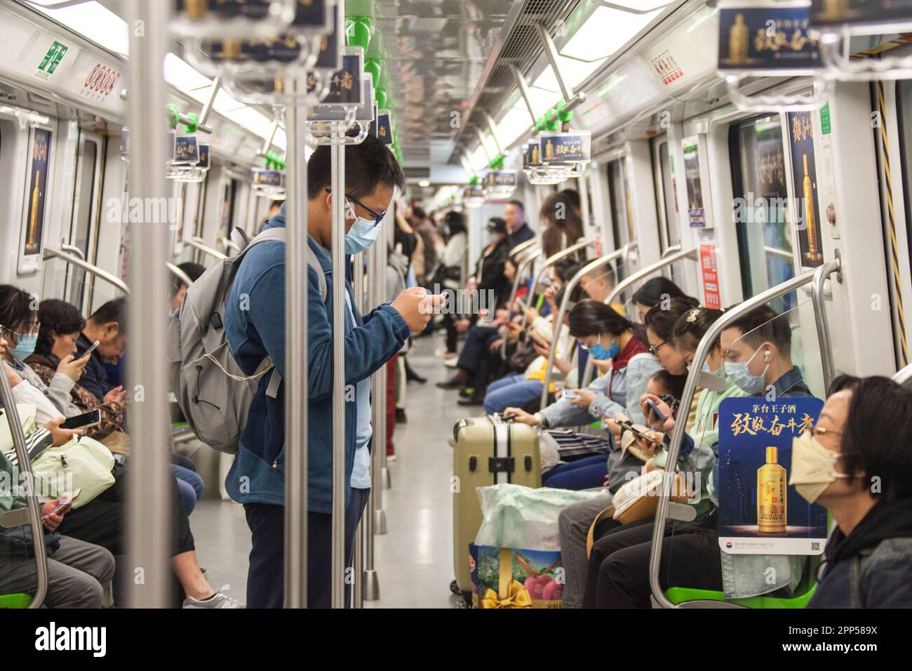 NANJING, CHINE - le 22 AVRIL 2023 - les passagers lisent leur téléphone mobile dans une voiture de métro à Nanjing, dans la province du Jiangsu, en Chine orientale, à 22 avril, en 202 Banque D'Images