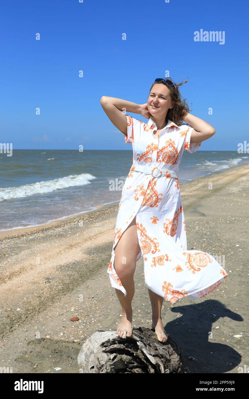 Portrait d'une femme sur la plage de la mer d'Azov, Primorsko-Akhtarsk Banque D'Images