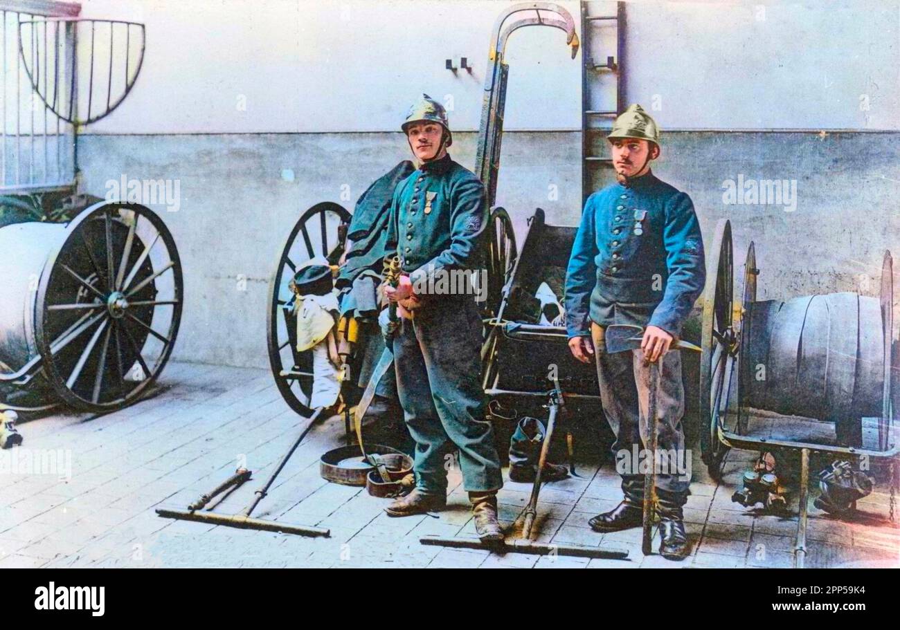 Carte postale de deux pompes de la ville de Paris : sapeurs médiés aux envois de Courrières - Photographie, mais du XXème siècle. Banque D'Images