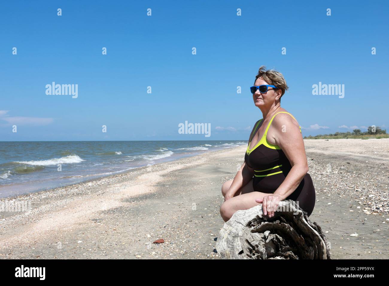 Portrait d'une femme âgée sur la plage de la mer d'Azov, Primorsko-Akhtarsk Banque D'Images