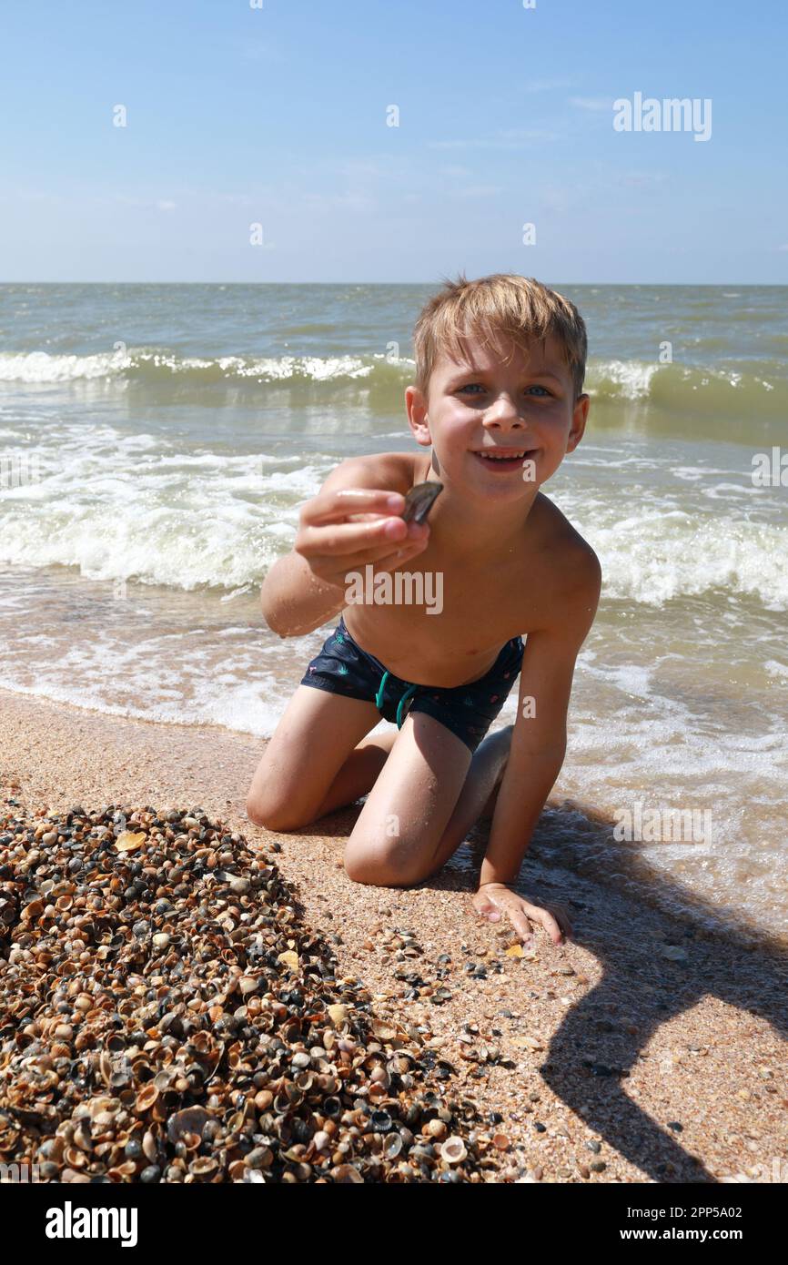 Enfant jouant sur la plage de Sea of Azov, Primorsko-Akhtarsk Banque D'Images
