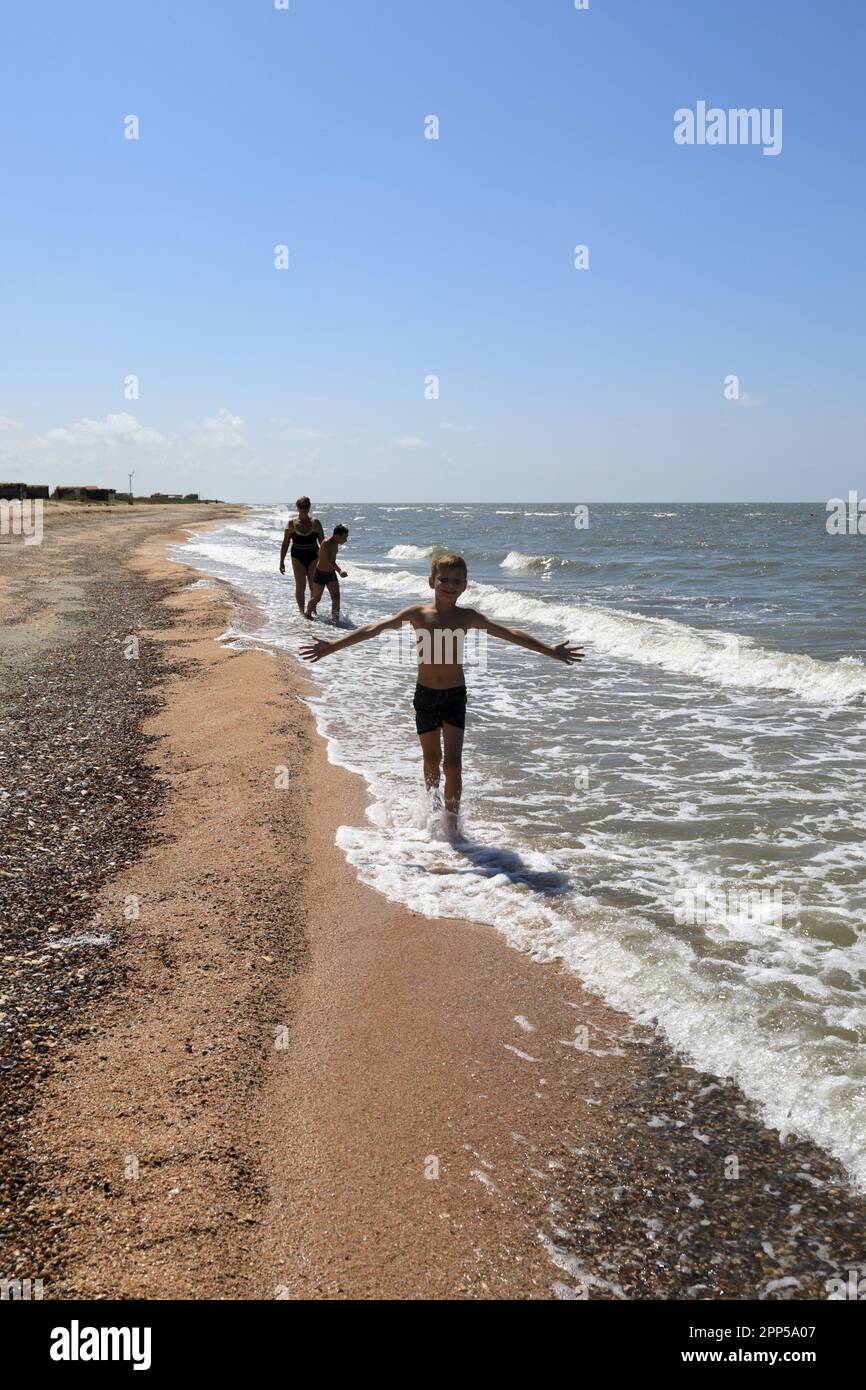 Personnes marchant le long de la plage de la mer d'Azov, Primorsko-Akhtarsk Banque D'Images