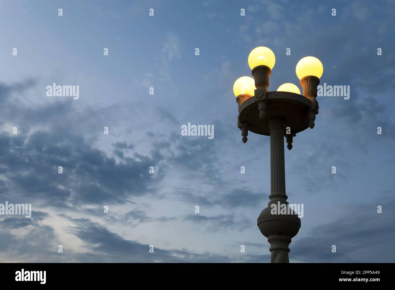 Vue sur la lanterne lumineuse contre le ciel Banque D'Images