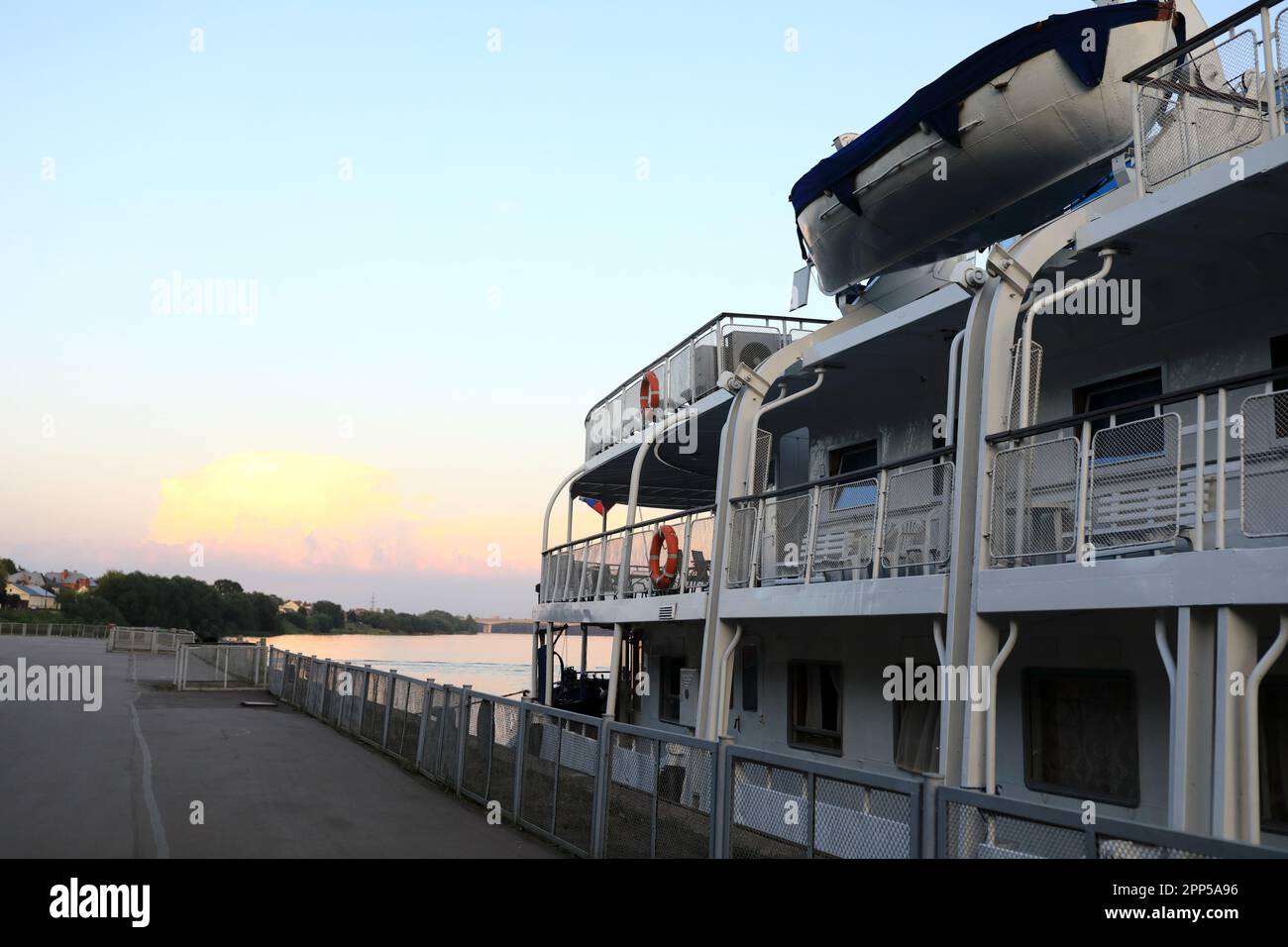 Paquebot de croisière vintage sur l'embarcadère de la Volga à Tver, Russie Banque D'Images