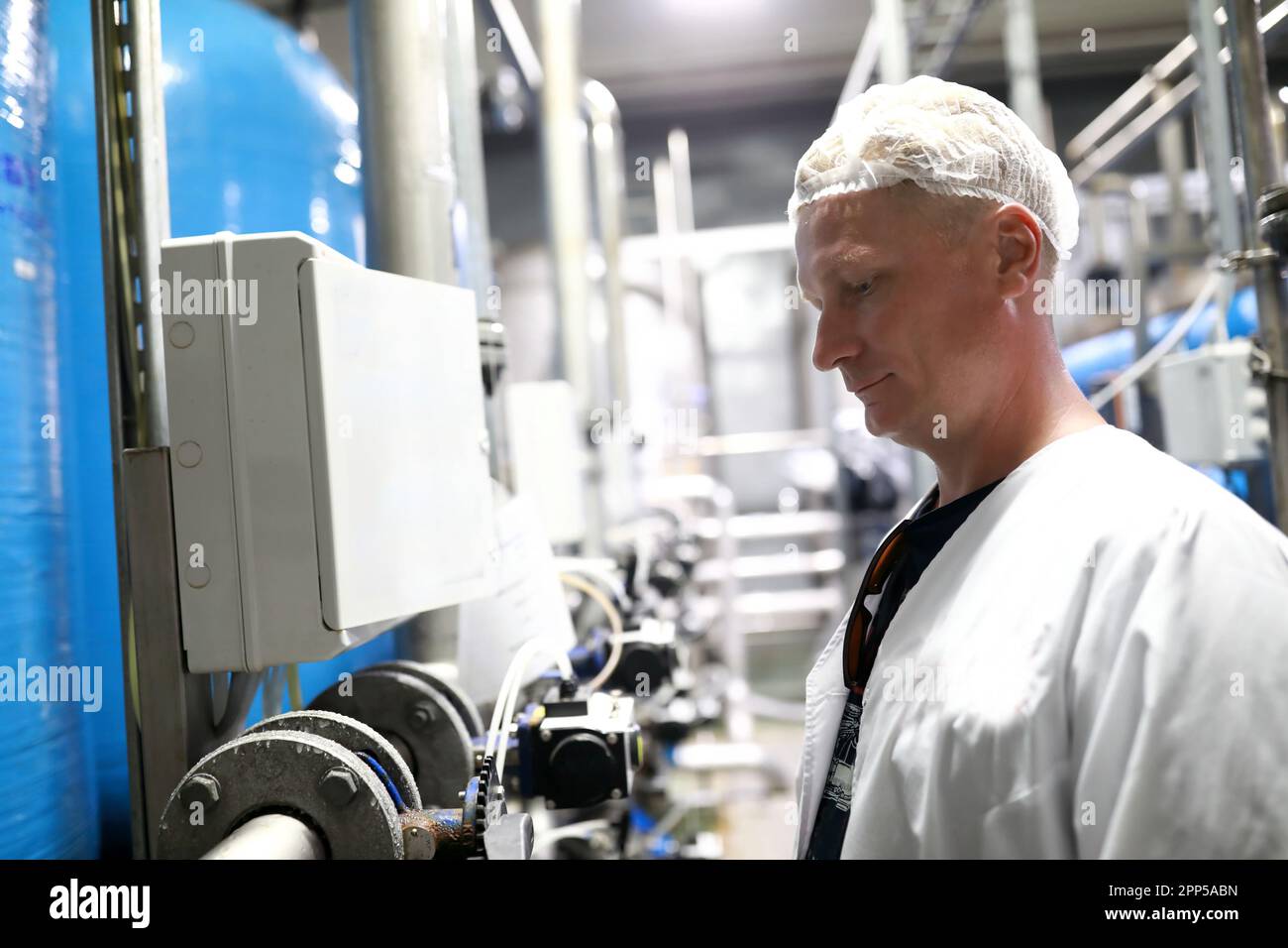 Portrait de technologue en uniforme à la brasserie Banque D'Images