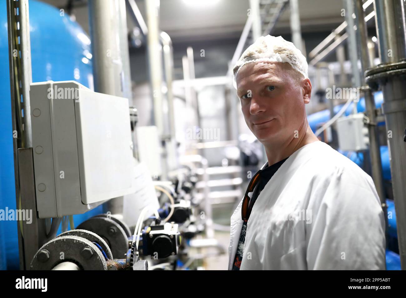 Portrait de l'homme en uniforme à la brasserie Banque D'Images