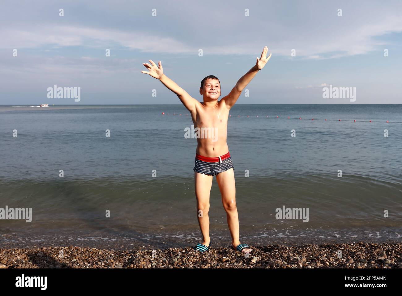 Portrait de l'enfant en admirant le coucher du soleil sur la côte de la mer Noire Banque D'Images
