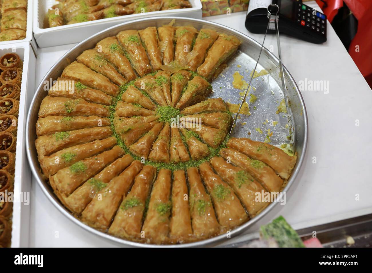 Baklava turque sur une plaque dans un magasin Banque D'Images