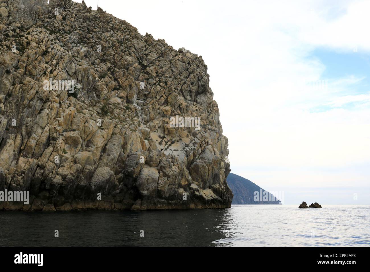 Vue de la mer sur le rocher d'Adalara en été, Gurzuf, Crimée Banque D'Images