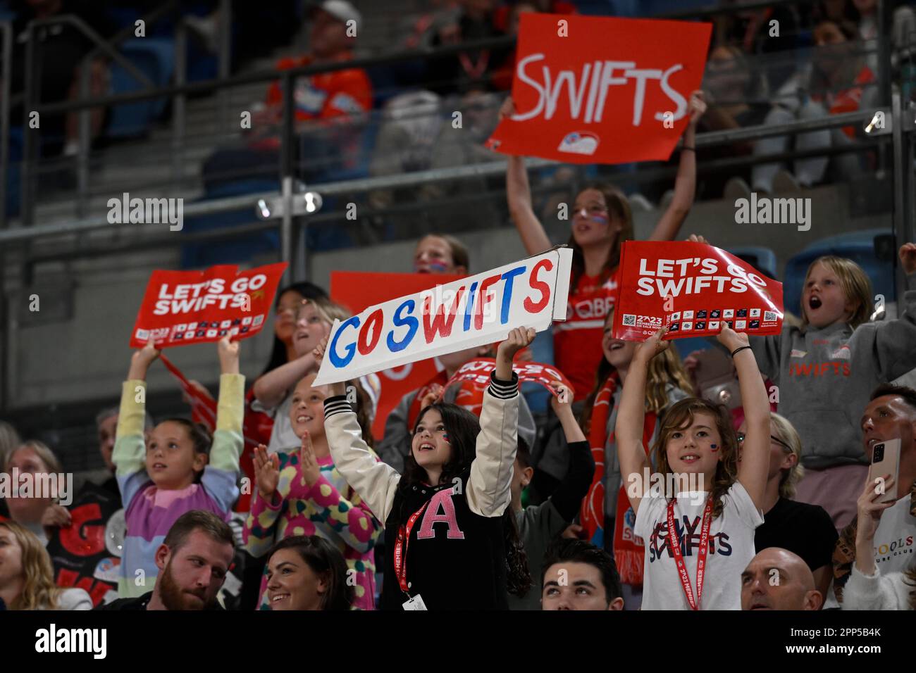 22nd avril 2023 ; Ken Rosewall Arena, Sydney, Nouvelle-Galles du Sud, Australie : Suncorp Super Netball, New South Wales Swifts versus Melbourne Vixens ; les fans de Swifts encouragent leur équipe Banque D'Images