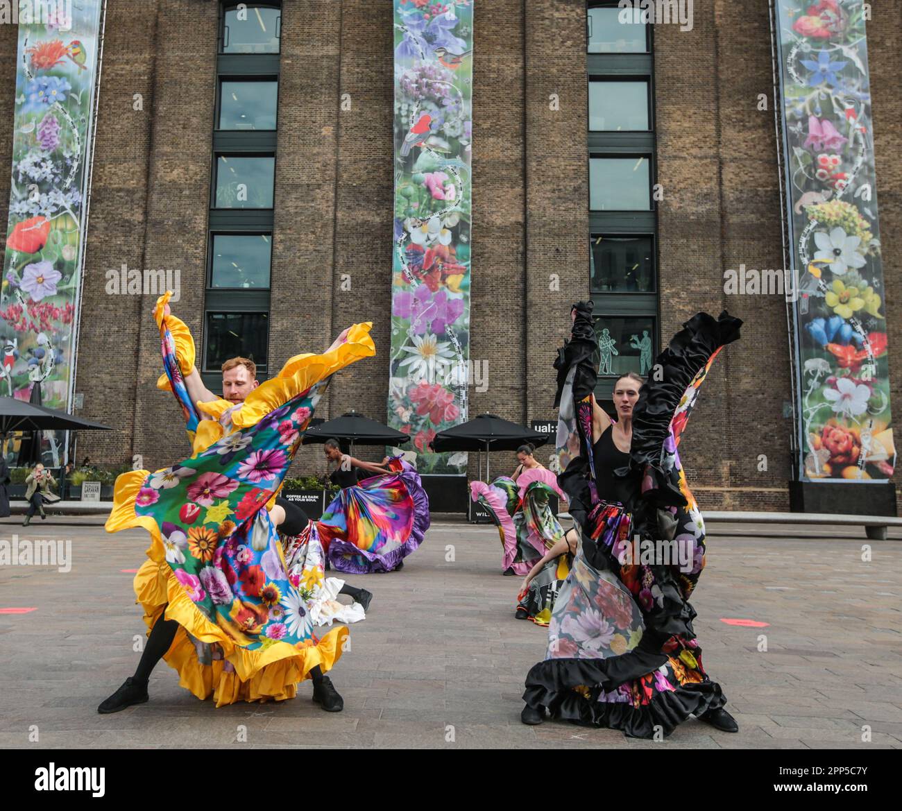 Londres, Royaume-Uni. 22nd avril 2022. Les danseurs répètent pour un rituel de danse spécial créé par l'artiste de la Croix du Roi dans leur résidence, Lucy Orta, qui dirigera le programme de la journée de la Terre bourrée de confiture du domaine le samedi 22 avril. Les jupes dramatiques reflètent les motifs sur Fabulae Naturae, trois draperies de 60 pieds ornant le Granary Building.Paul Quezada-Neiman/Alay Live News crédit: Paul Quezada-Neiman/Alay Live News Banque D'Images