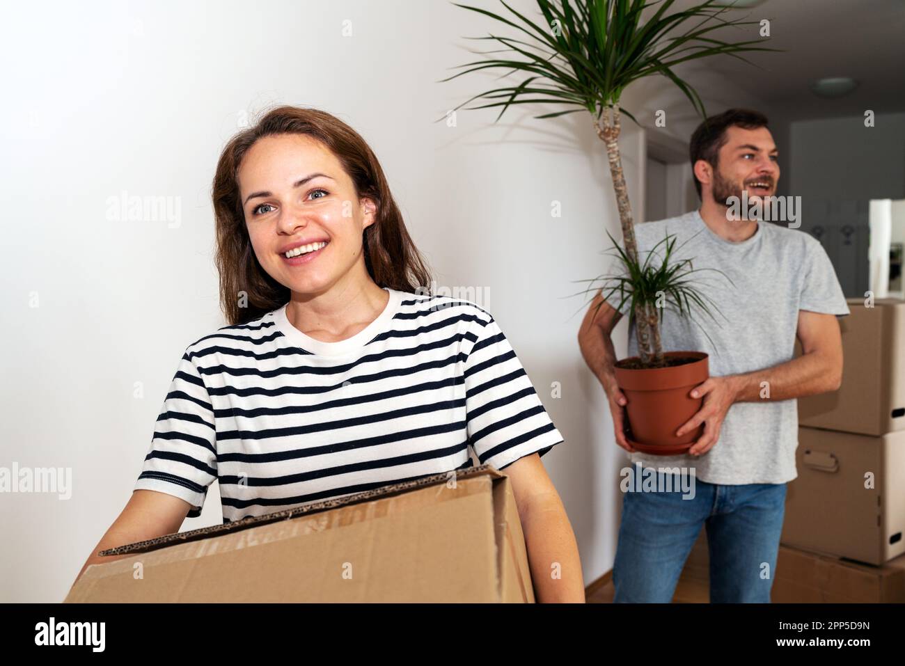 Jeune couple petite amie et petit ami déménagements dans un nouvel appartement. Banque D'Images