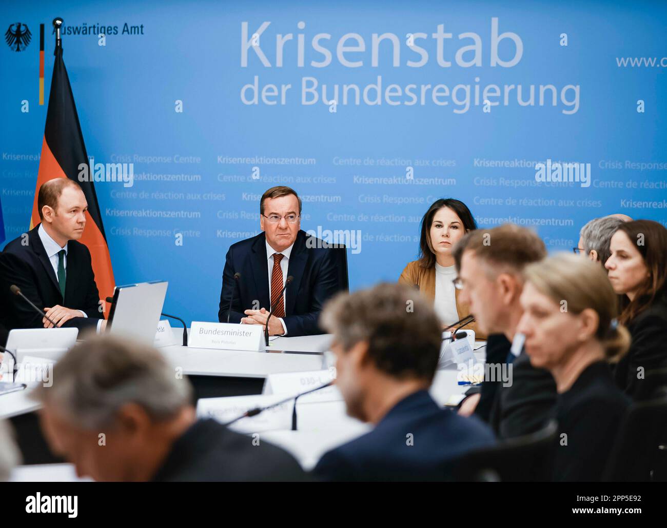 Berlin, Allemagne. 22nd avril 2023. Annalena Baerbock (Alliance 90/les Verts), ministre fédéral des Affaires étrangères, et Boris Pistorius, ministre fédéral de la Défense de la République fédérale d'Allemagne, ont été admis à l'équipe de gestion de crise du gouvernement fédéral au ministère fédéral des Affaires étrangères de Berlin. 04/22/2023. Credit: dpa/Alay Live News Banque D'Images