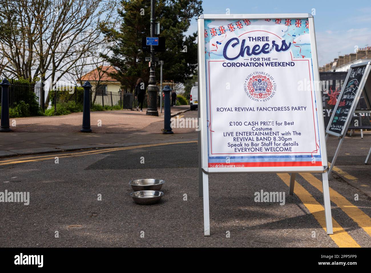 Couronnement du bureau de publicité de l'événement King Charles III à Southend on Sea, Essex, Royaume-Uni. Trois encouragements pour le week-end de Coronation. Fête habillée fantaisie Banque D'Images