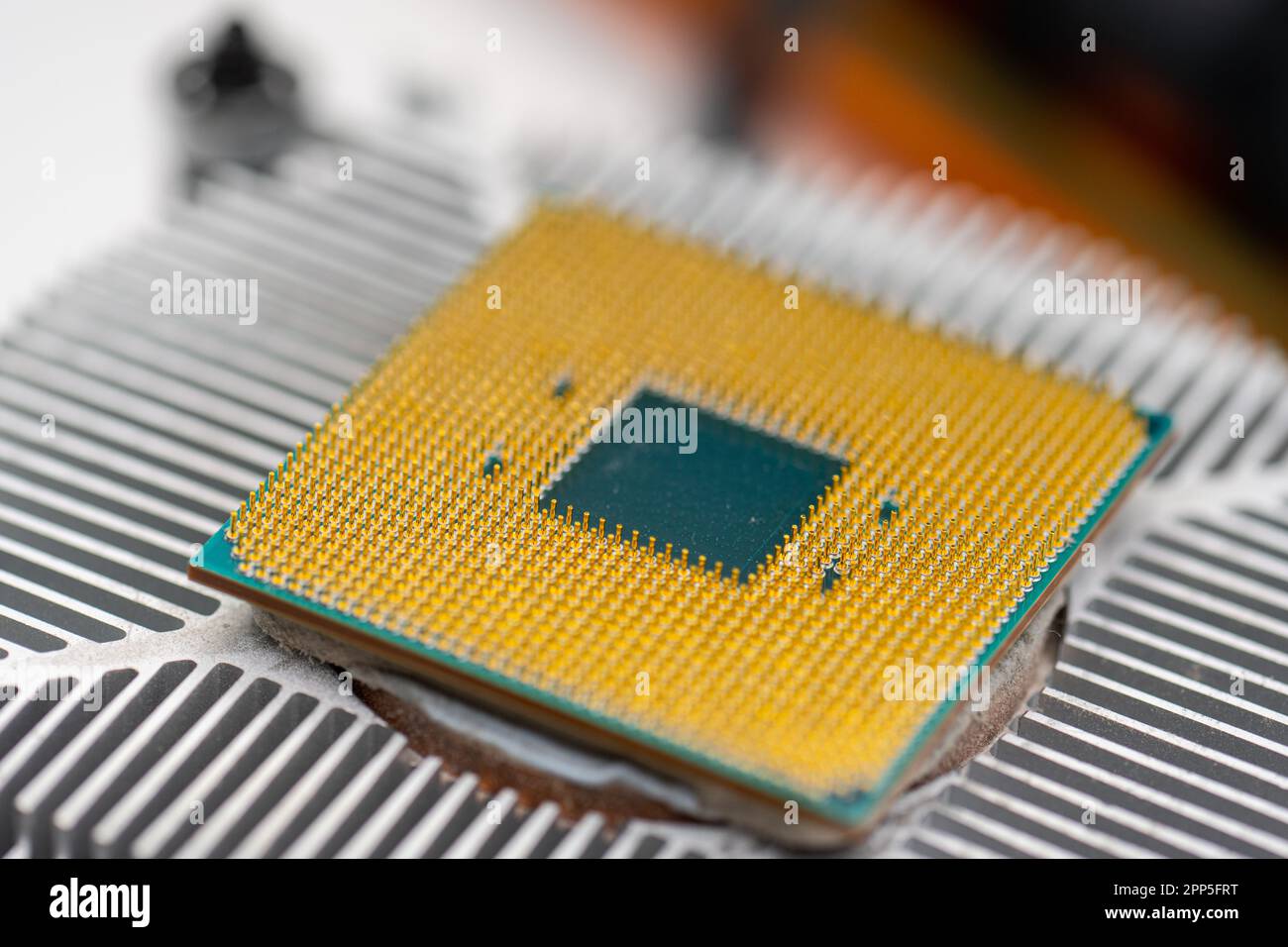 Arrière d'un processeur AMD socket AM4 monté sur un refroidisseur Photo  Stock - Alamy