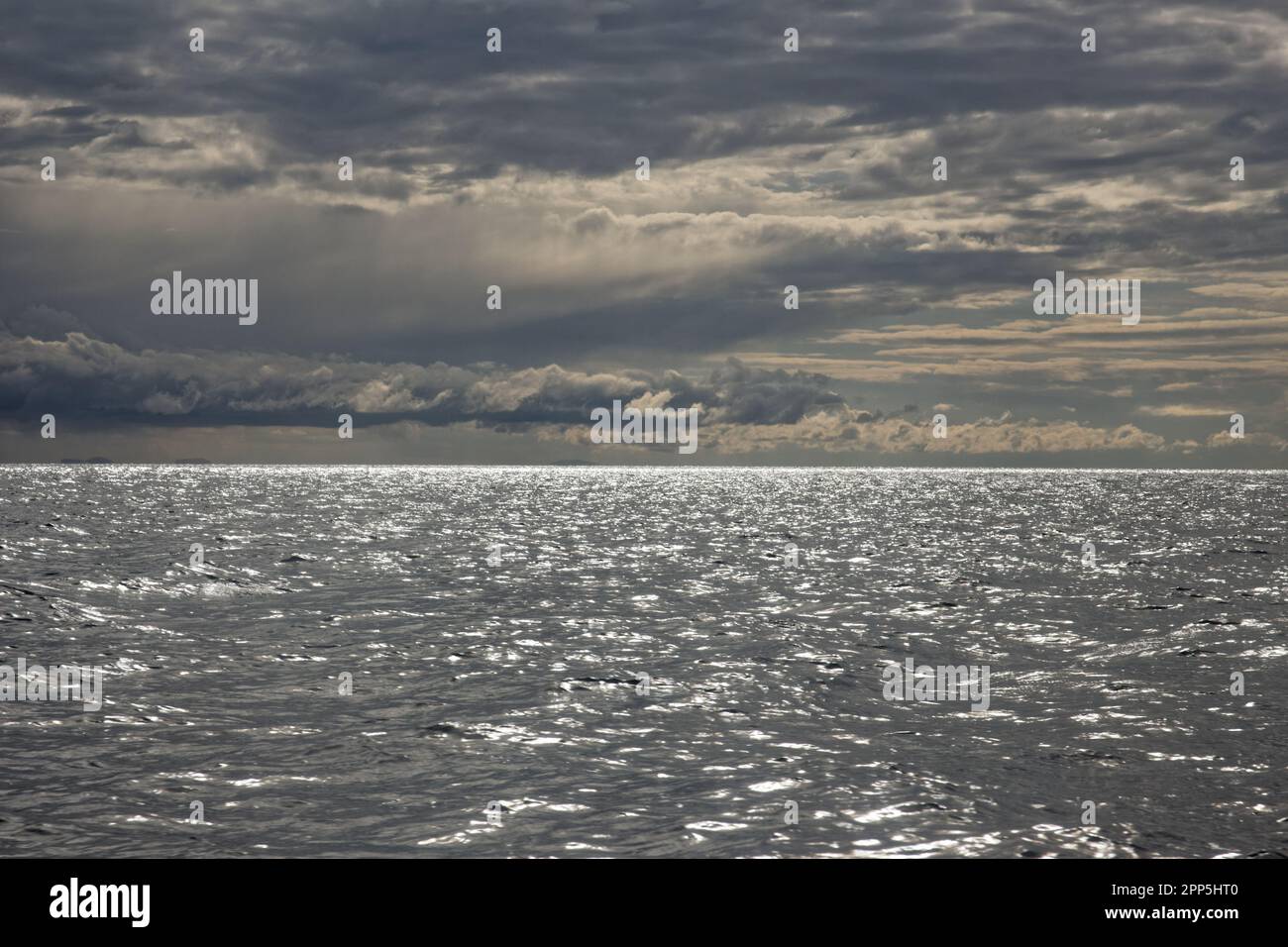 Horizon nuageux sur le lac Titicaca Banque D'Images