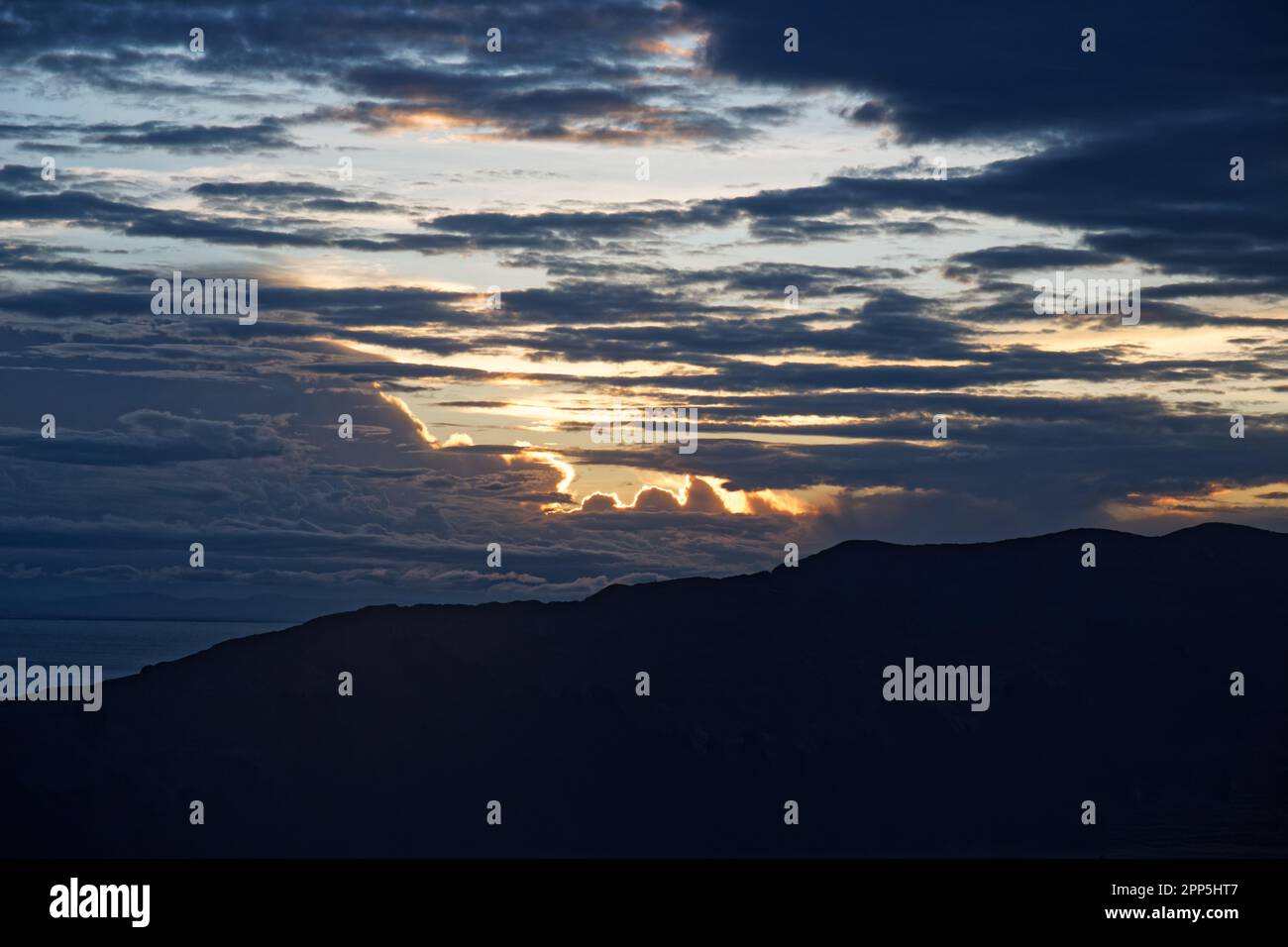 Un magnifique coucher de soleil nuageux sur le lac Titicaca, vu de Isla del sol, Bolivie Banque D'Images