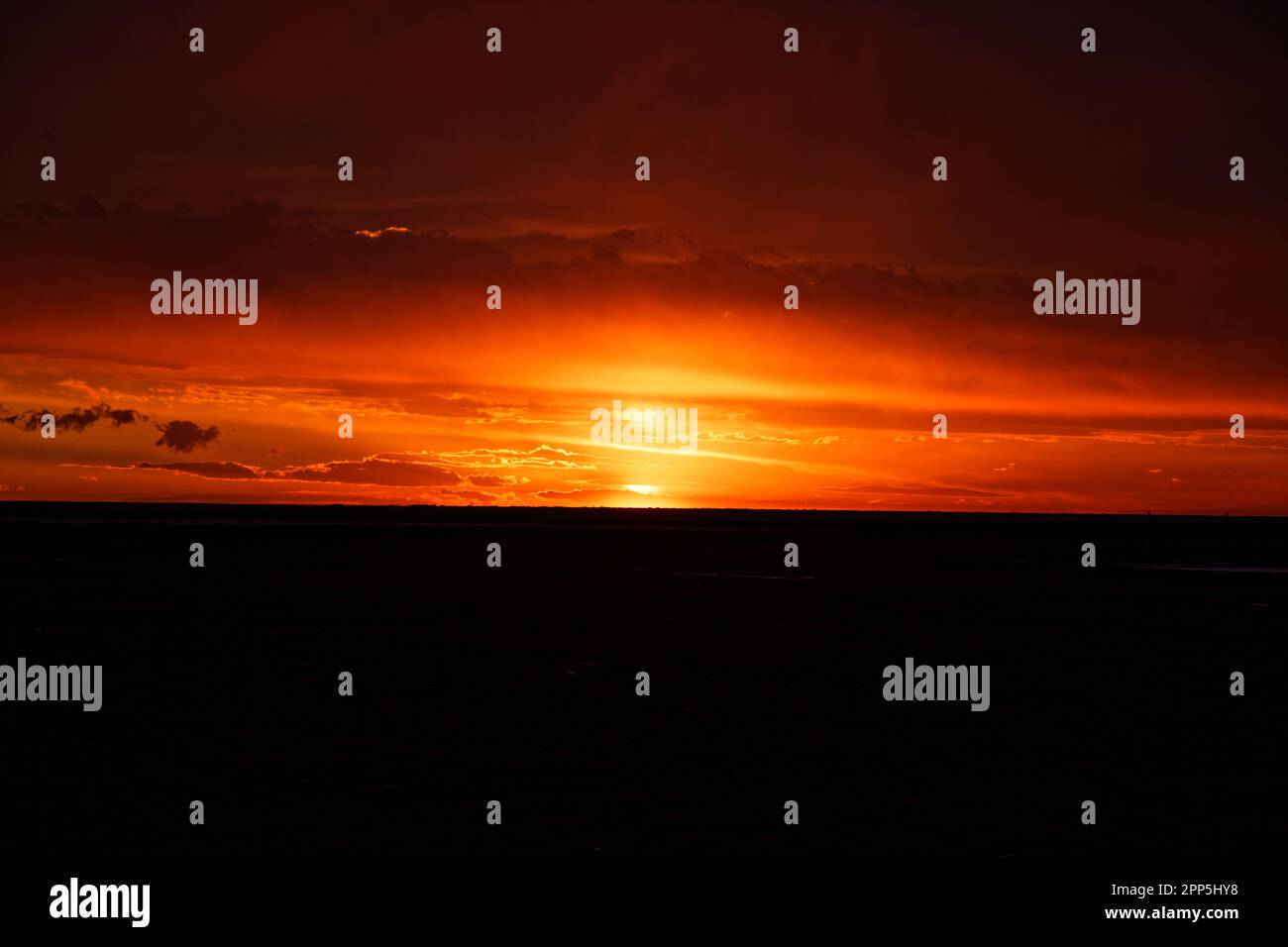 Le soleil se couche à Salar de Uyuni, en Bolivie Banque D'Images