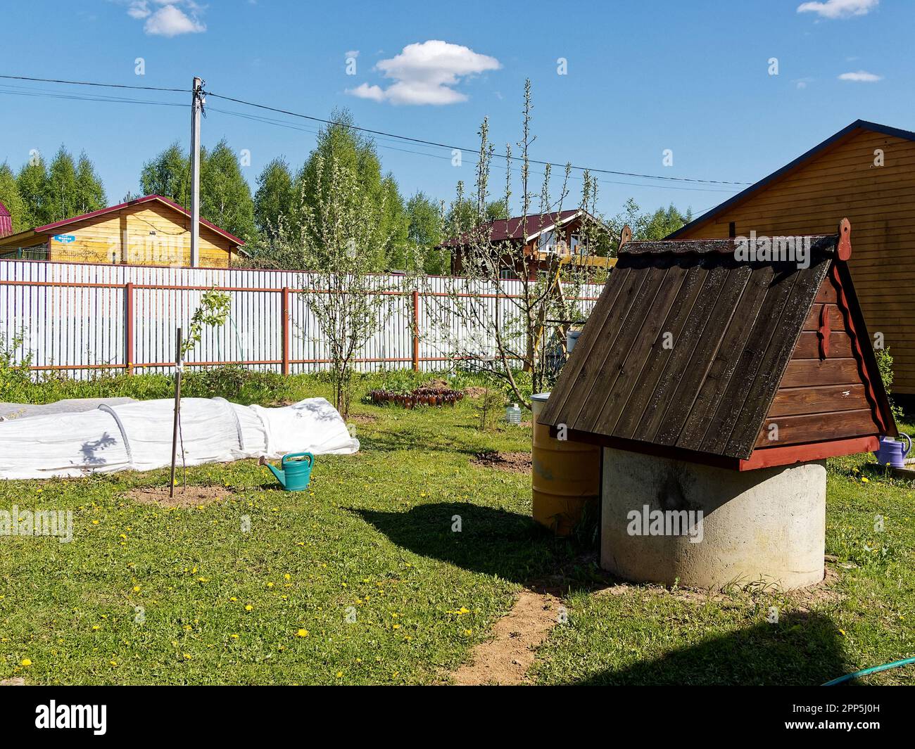 Béton bien sur un terrain rural, au printemps Banque D'Images