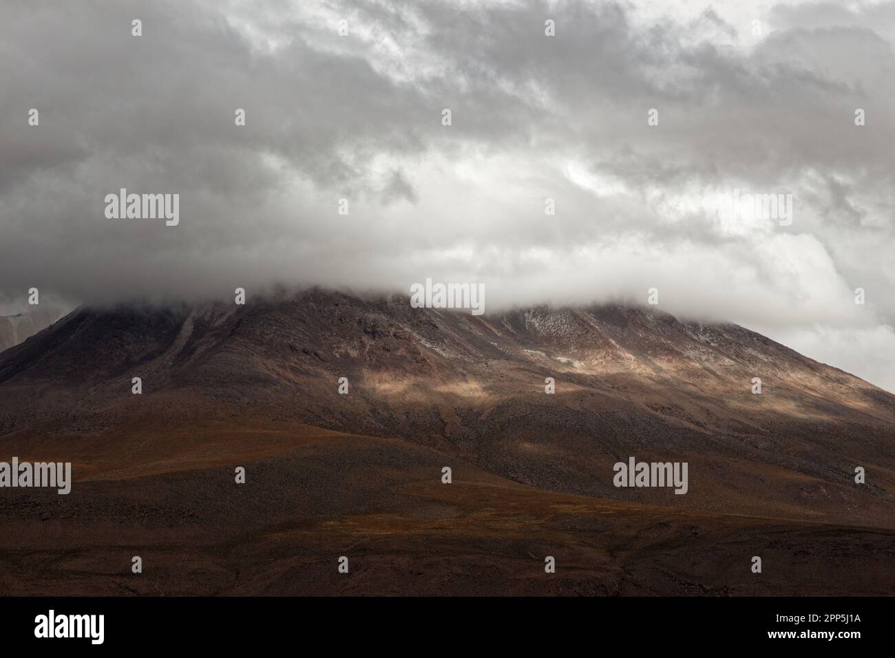 Une journée froide et nuageux dans les terres arides sans fin du district de Potosí, en Bolivie Banque D'Images