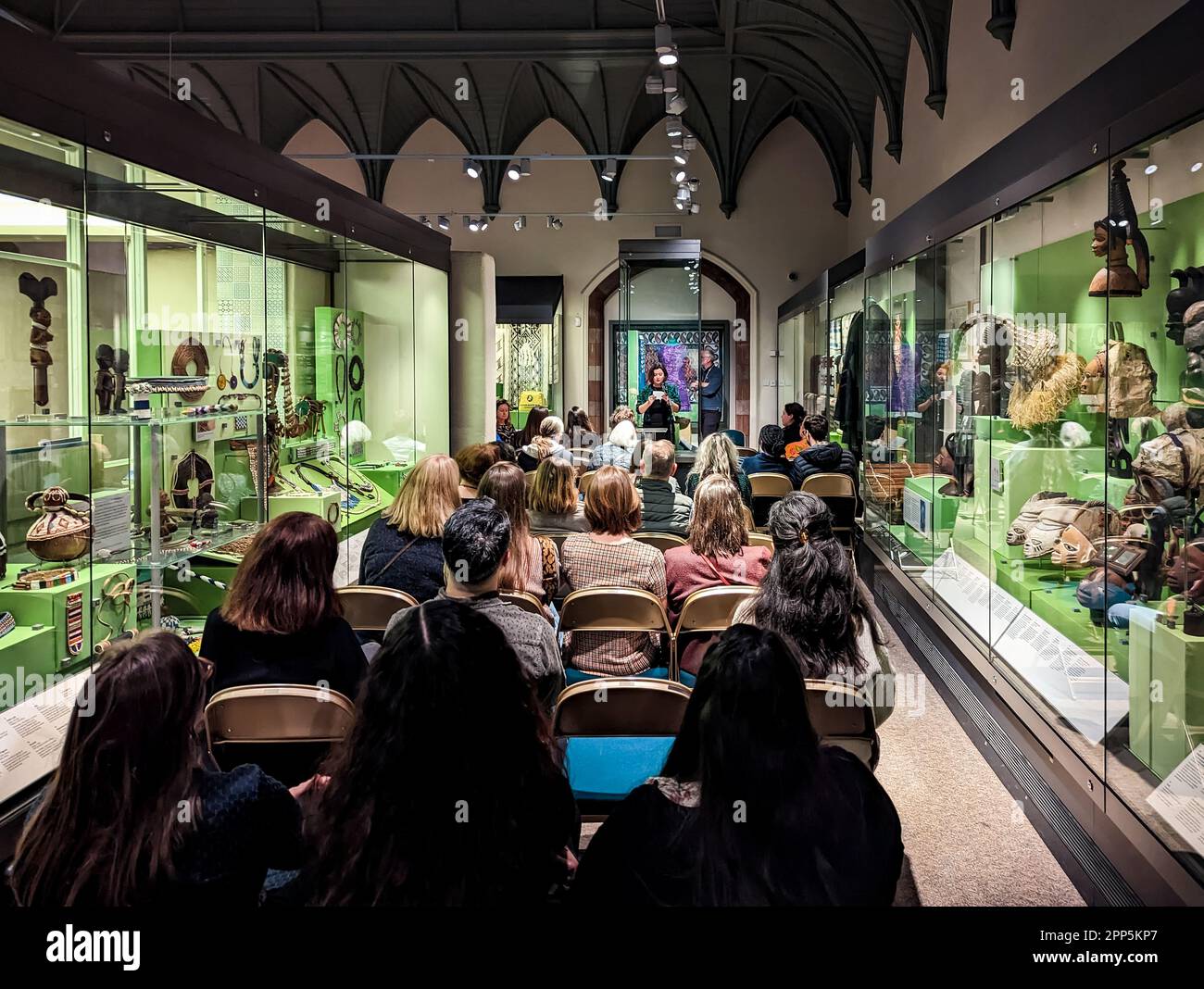 Exeter, Royaume-Uni. 21st avril 2023. Après les heures d'ouverture, des divertissements artistiques de nuit au Royal Albert Memorial Museum et à la galerie d'art d'Exeter. Credit: Thomas Faull/Alamy Live News Banque D'Images