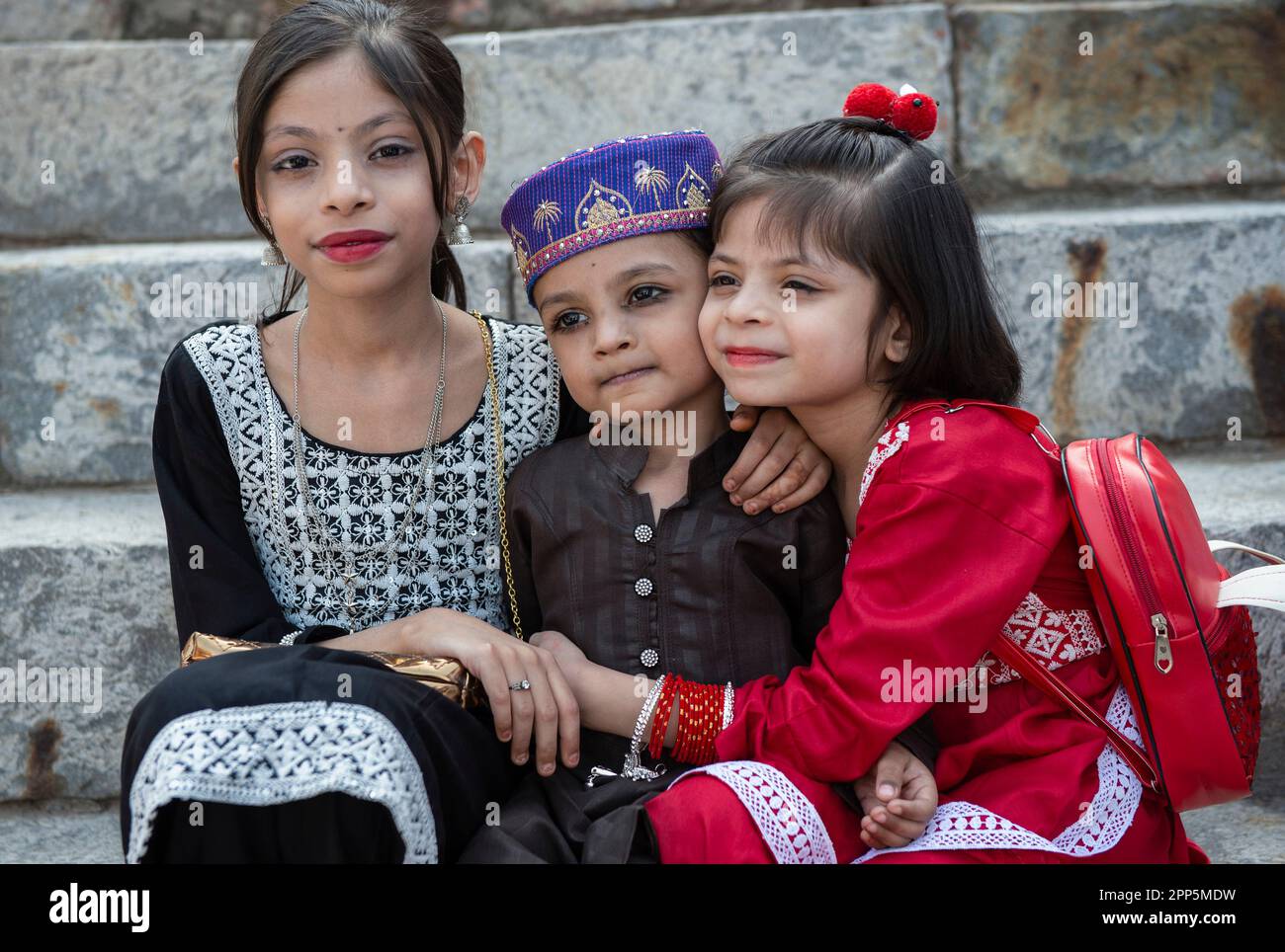 (230422) -- NEW DELHI, 22 avril 2023 (Xinhua) -- les enfants posent pour une photo en célébration de l'Eid al-Fitr dans une mosquée à New Delhi, Inde, 22 avril 2023. L'EID al-Fitr est célébré par les musulmans du monde entier pour marquer la fin du Ramadan, le mois Saint du jeûne islamique. (Xinhua/Dar Javed) Banque D'Images