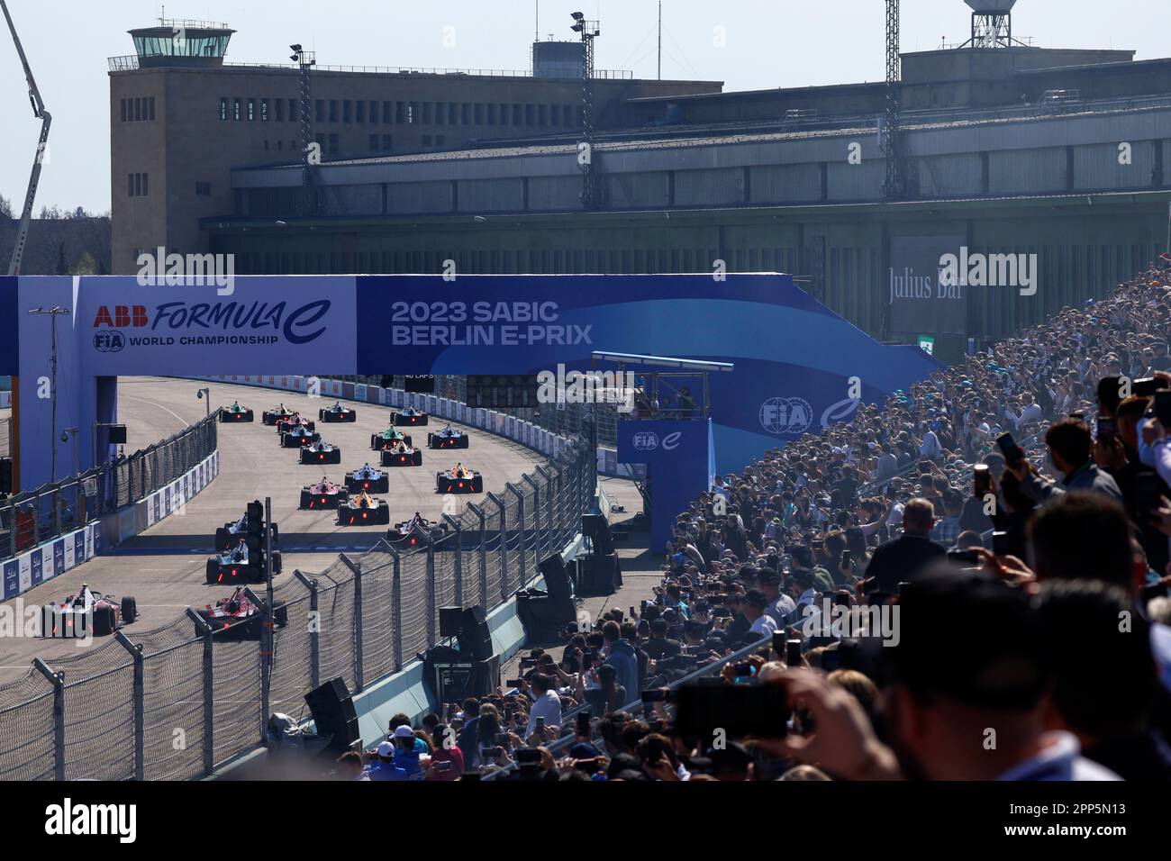 Berlin, Allemagne. 22nd avril 2023. 4/22/2023 - Sébastien Buemi, Envision Racing, Jaguar I-TYPE 6, dirige Sam Bird, Jaguar TCS Racing, Jaguar I-TYPE 6, Dan Ticktum, NIO 333 FE Team, NIO 333 ER9, et le reste du terrain au départ lors de la Formule E Round 7 - Berlin E-Prix à Berlin, Allemagne. (Photo de Sam Bloxham/Motorsport Images/Sipa USA) crédit: SIPA USA/Alay Live News Banque D'Images