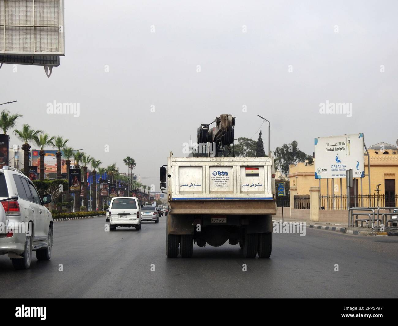 Le Caire, l'Egypte, 8 avril 2023: Chariot élévateur de maintenance avec une grue de levage mécanique équipée avec un câble pour soulever des objets lourds Tetra transport tru Banque D'Images