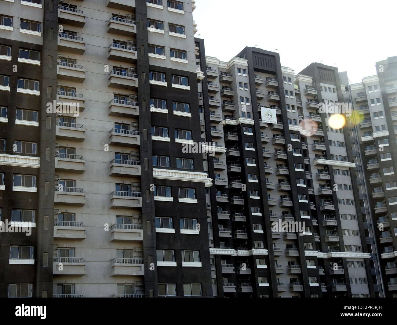 Le Caire, Egypte, 16 avril 2023: Appartements résidentiels nouvellement construits en Egypte dans le nouveau projet immobilier et développement du triangle de Maspero au Nil Banque D'Images