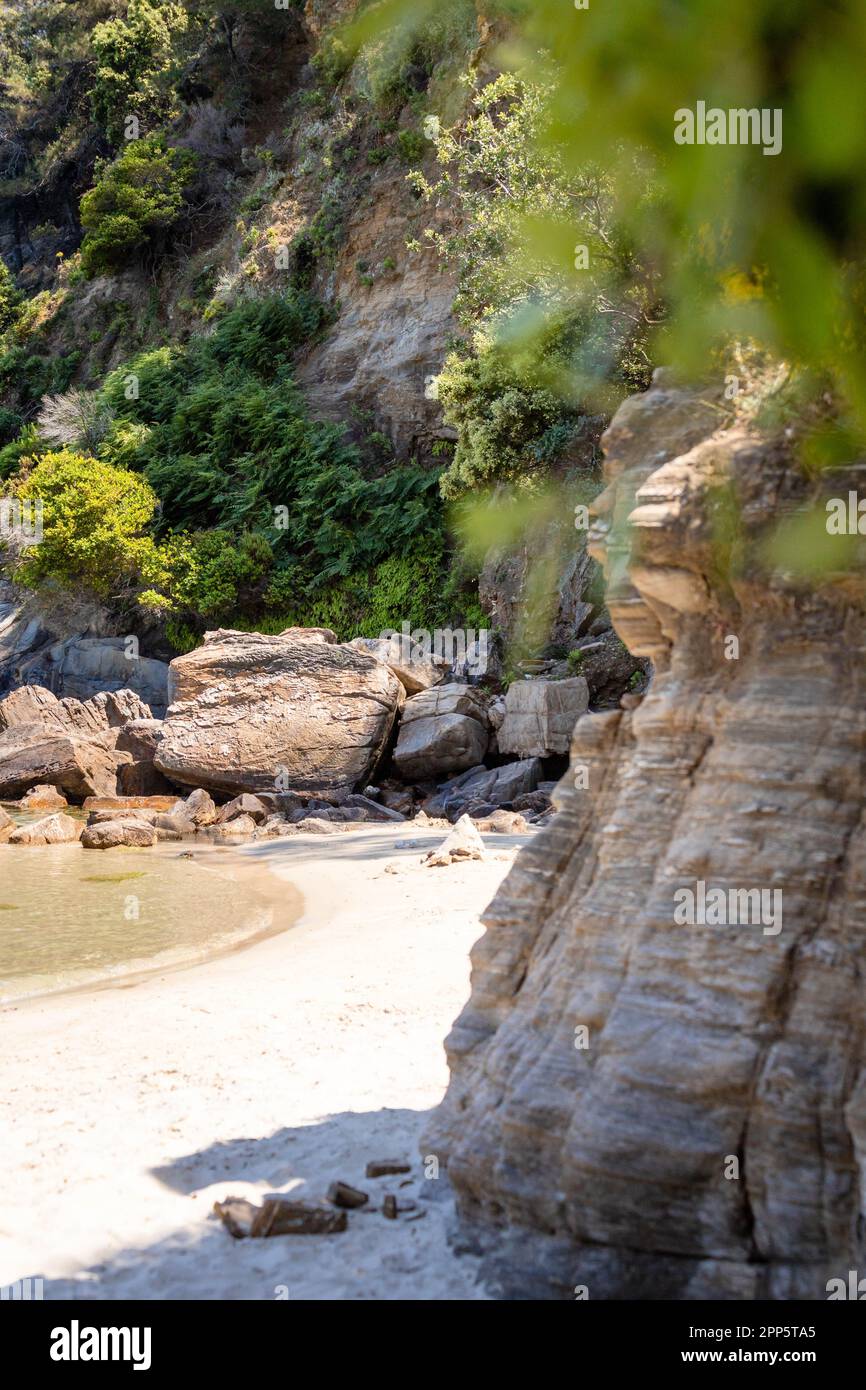 Côte des plages Rocheuses à Thasos, Grèce. Retour arrière, espace de copie Banque D'Images