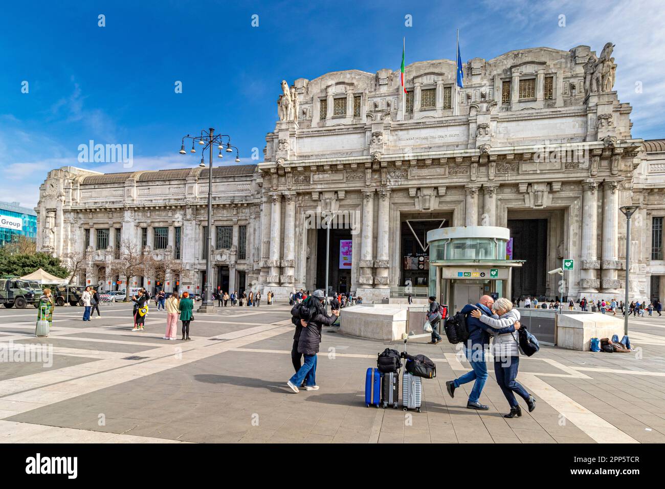 Un couple dansant devant le grand extérieur de la gare centrale de Milan, sur la Piazza Duca d'Aoste, Milan, Italie Banque D'Images