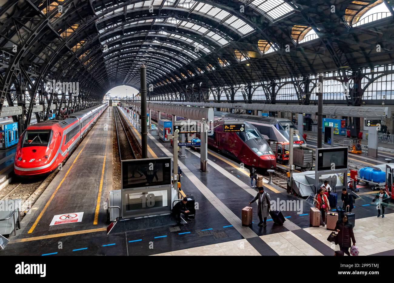 L'immense toit voûté et les plates-formes à la gare centrale de Milan d'une des plus grandes gares d'Europe, Milan, Italie Banque D'Images