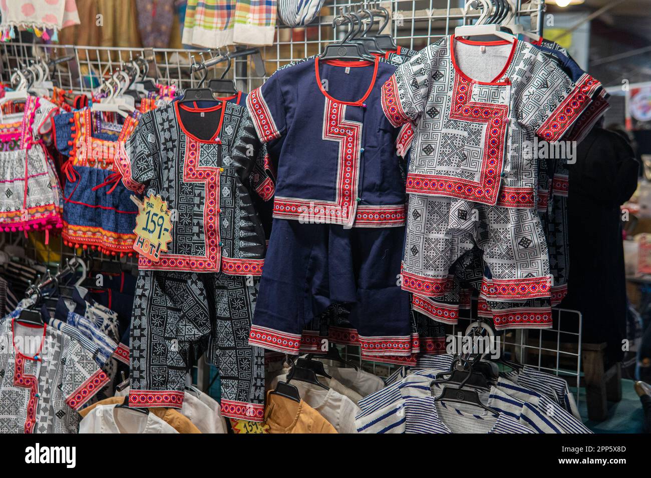 Vetements de tribu de colline du nord thailandais faits a la main a vendre Photo Stock Alamy
