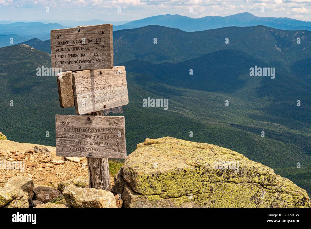 Franconia Ridge Trail (À) marqueur de mille le long du sentier appalachian dans les White Mountains Banque D'Images