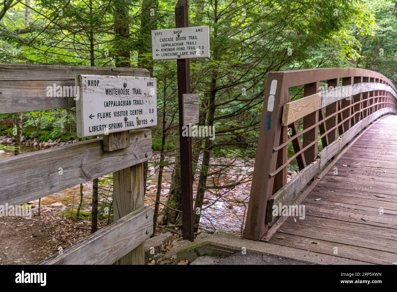 Le sentier Appalachian Trail marque des kilomètres le long des montagnes blanches du New Hampshire Banque D'Images