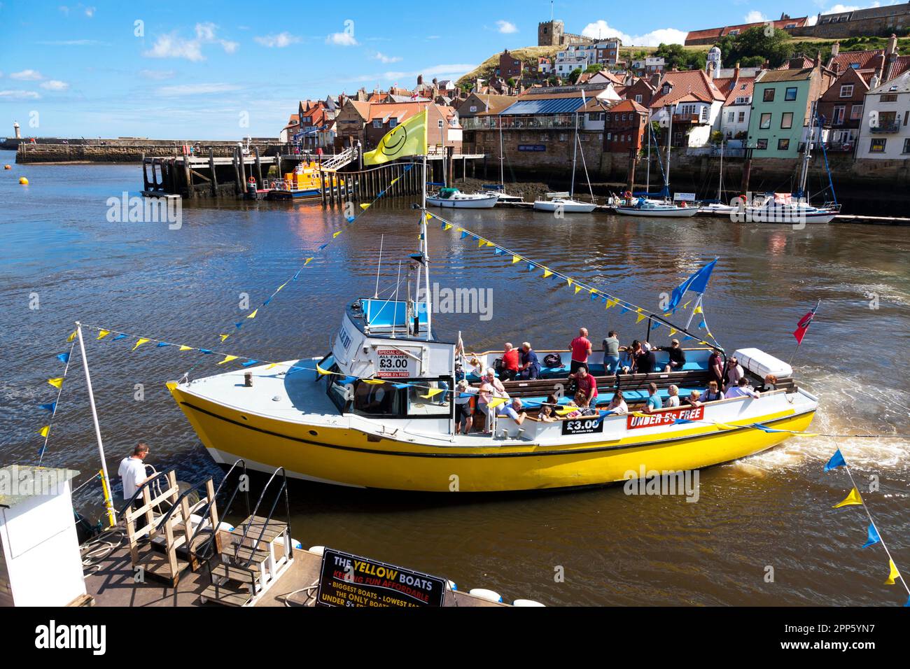 Le bateau de plaisance Esk Belle III dans le port de Whitby, North Yorkshire, Angleterre, Royaume-Uni Banque D'Images