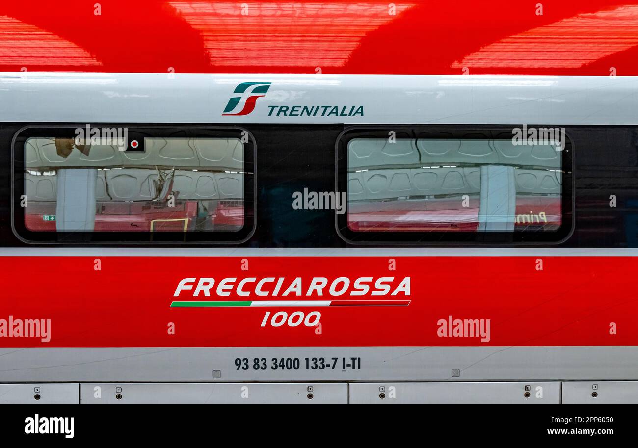 Gros plan d'un train à grande vitesse Trenitalia Frecciarossa 1000 à Milano Centrale, gare, Milan, Italie Banque D'Images