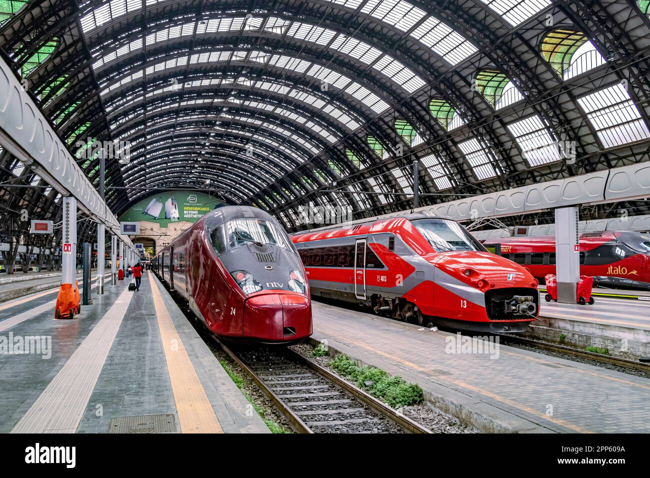 Un train à grande vitesse italien à côté d'un Trenitalia ETR 700 sous le toit voûté à la gare centrale de Milan, Milan, Italie Banque D'Images