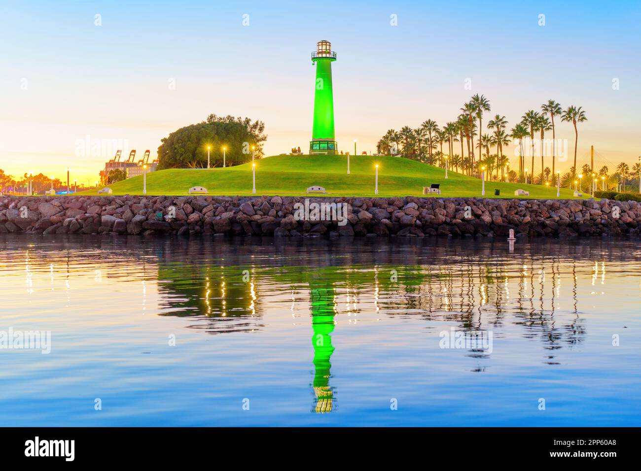 Phare Lions illuminé à long Beach, Californie, pendant un coucher de soleil époustouflant, vu de l'eau. Banque D'Images