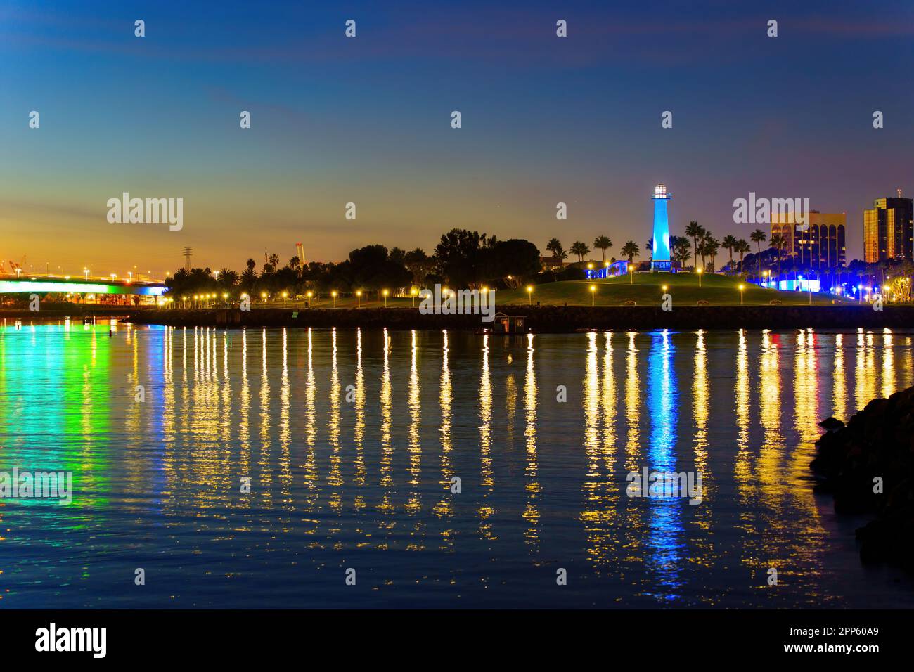 Phare décoratif illuminé à Shoreline Marina, long Beach vu de l'eau la nuit. Banque D'Images