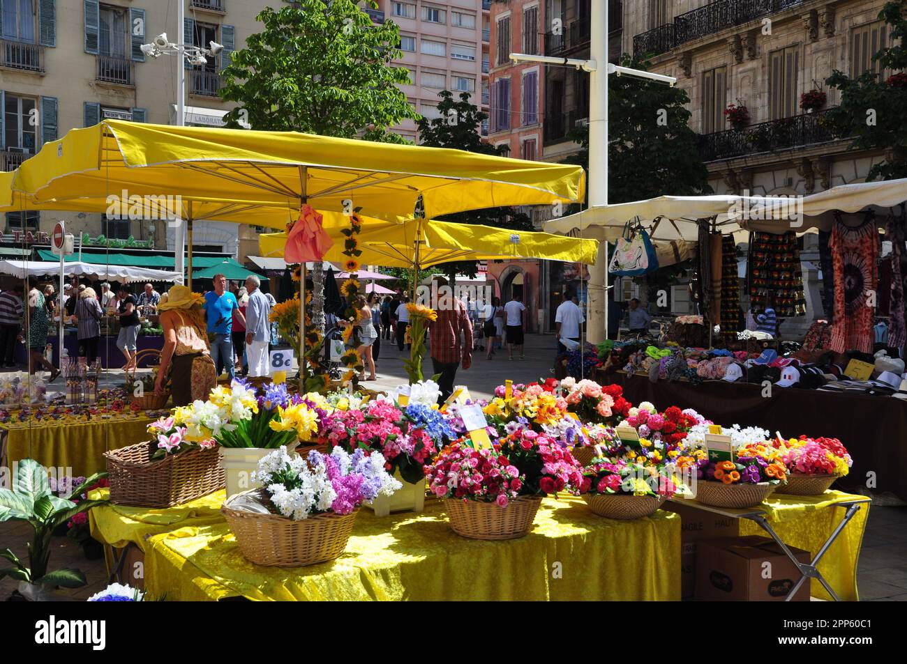 Cours Lafayette marché fleuriste à Toulon en été Banque D'Images
