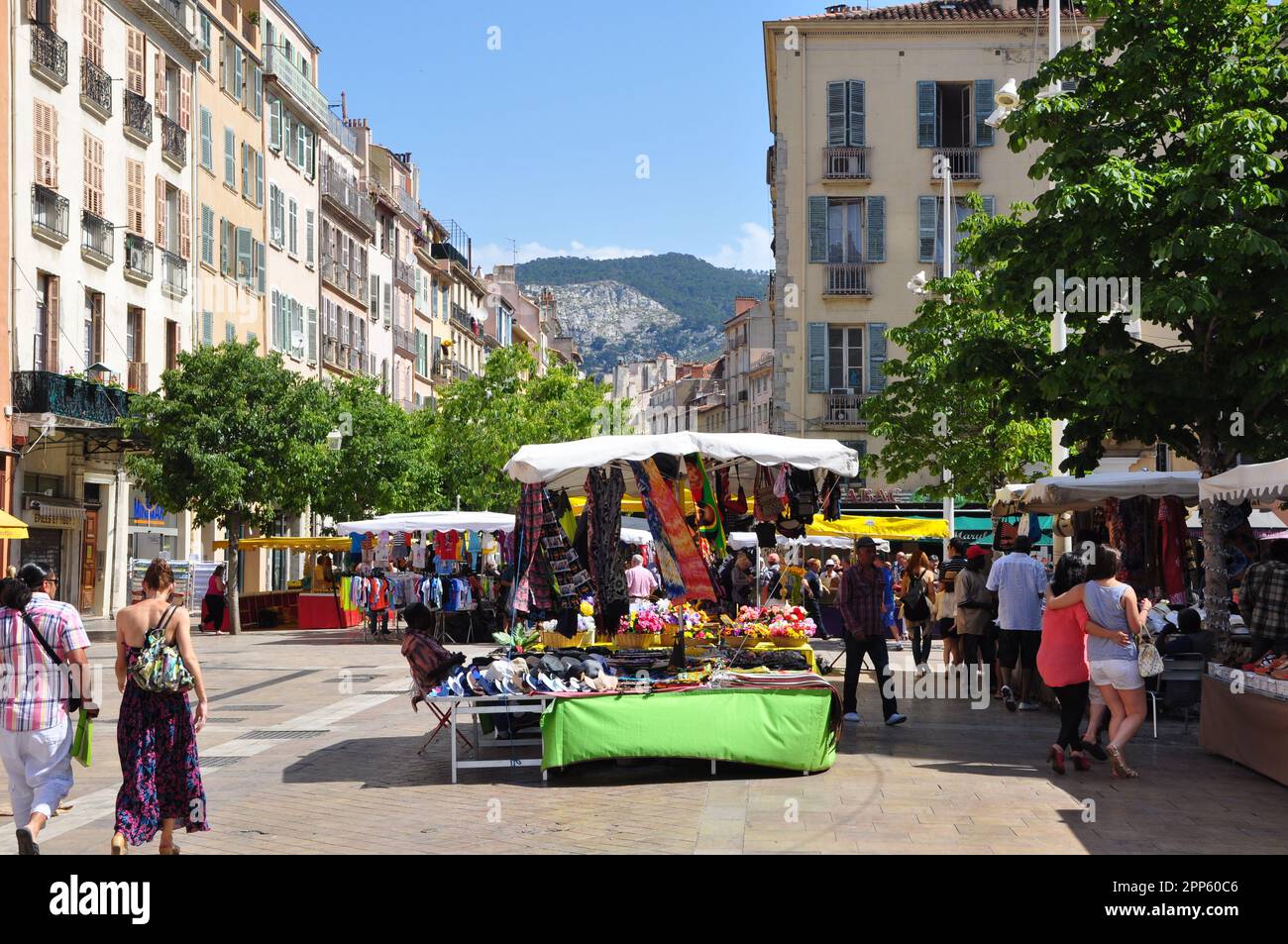 Cours Lafayette marché à Toulon en été Banque D'Images