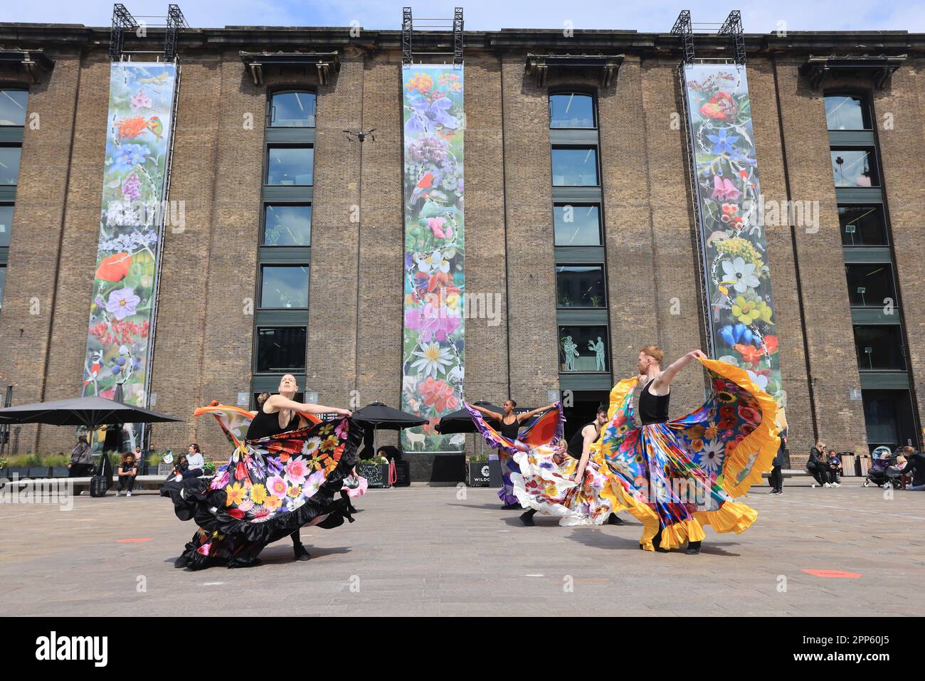 Londres, Royaume-Uni, 22nd avril 2023. Pour le jour de la Terre, l'œuvre de Lucy Orta « Fabulae Naturae » sur 3 60ft draperies de l'école d'art de St Martin, sur la place Granary à Kings Cross, est devenue le décor d'une performance spectaculaire de danse représentant « The Lost Species ». Cette année, le thème de la Journée de la Terre est « investir dans notre planète ». Crédit : Monica Wells/Alay Live News Banque D'Images
