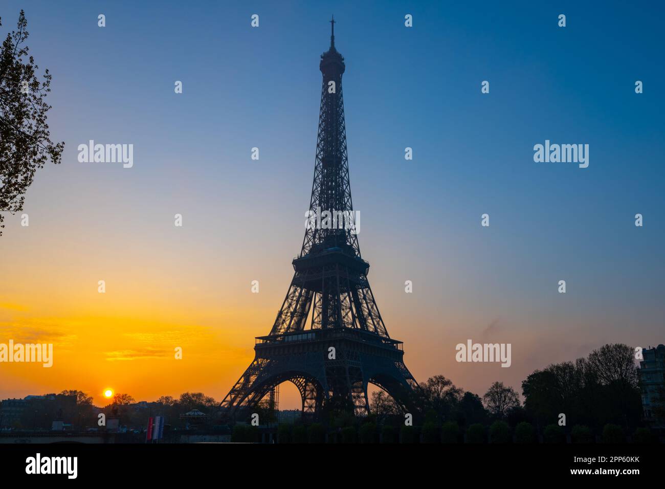 Lever du soleil à Paris avec une silhouette de la Tour Eiffel Banque D'Images