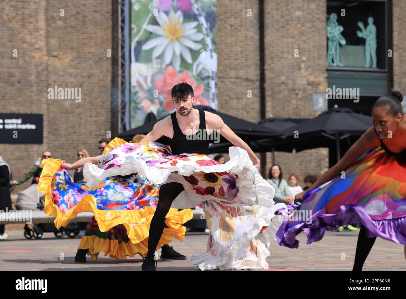 Londres, Royaume-Uni, 22nd avril 2023. Pour le jour de la Terre, l'œuvre de Lucy Orta « Fabulae Naturae » sur 3 60ft draperies de l'école d'art de St Martin, sur la place Granary à Kings Cross, est devenue le décor d'une performance spectaculaire de danse représentant « The Lost Species ». Cette année, le thème de la Journée de la Terre est « investir dans notre planète ». Crédit : Monica Wells/Alay Live News Banque D'Images
